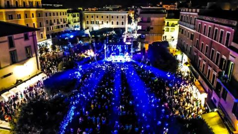 Piazza Mazzini vista dall'alto notturna per un concerto 