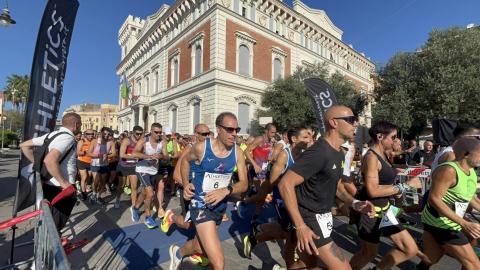 Gli atleti di corsa sotto il palazzo Comunale