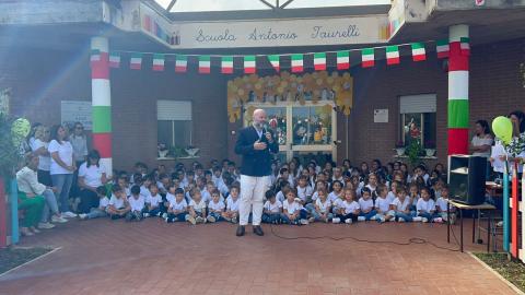 Il sindaco saluta le famiglie presenti alla cerimonia