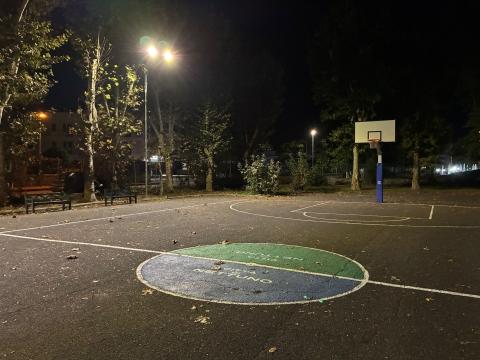 Il campo di basket al Palatucci illuminato Il campo di basket al Palatucci illuminato