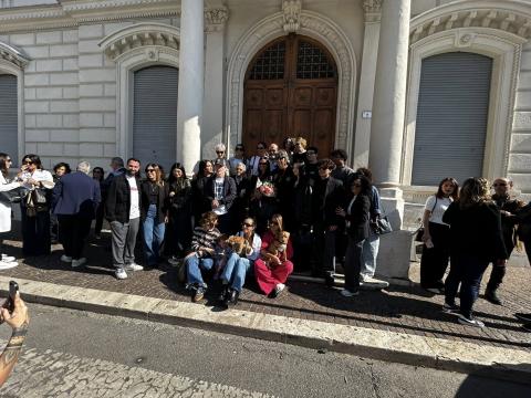 Foto di gruppo con il Direttore creativo di Balenciaga fuori dalla sala consiliare Foto di gruppo con il Direttore creativo di Balenciaga fuori dalla sala consiliare