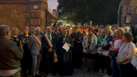 Il Sindaco e Monsignor Vincenzo Viva alla partenza del corte