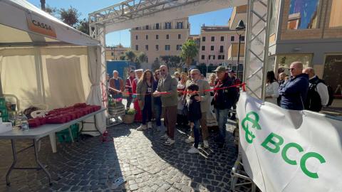 Il Sindaco Burrini taglia il nastro all'evento Radici Il Sindaco Burrini taglia il nastro all'evento Radici