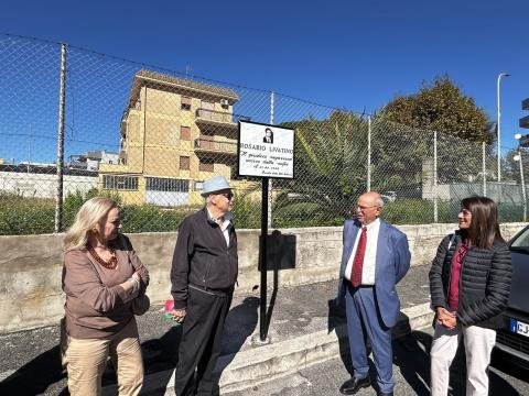L'assessore Imperato davanti alla nuova targa dedicata al Giudice Livatino