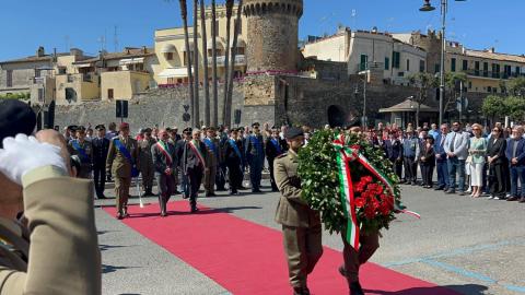 La deposizione di una corona al Monumento ai caduti