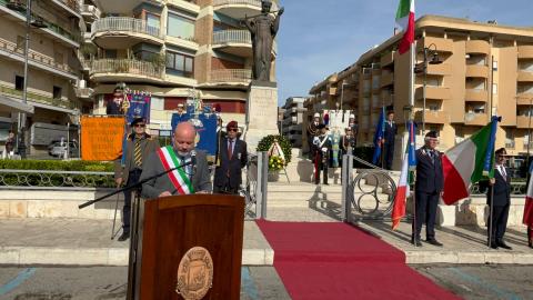 Il Sindaco Nicola Burrini davanti al Monumento ai caduti