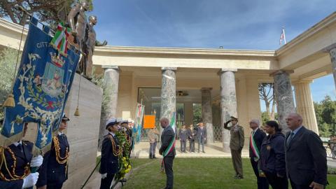 Il Sindaco di Nettuno depone una corona al Cimitero americano