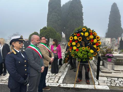 Il Sindaco depone una corona al Cimitero civile