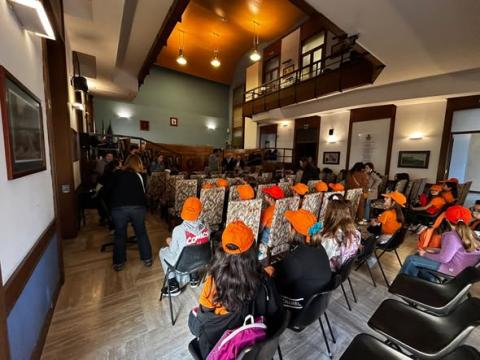 Gli studenti in visita al Comune in sala consiliare