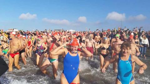 I cittadini che corrono verso il mare 