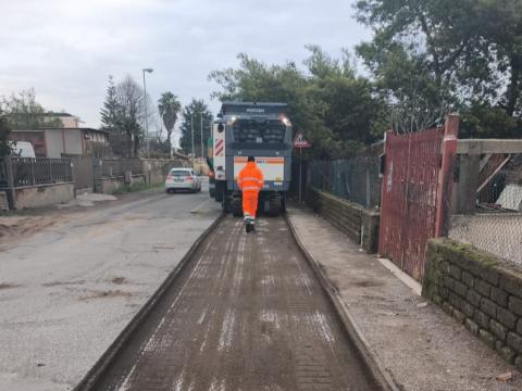 Un operaio a lavoro su via Cervicione