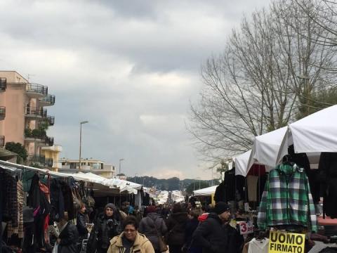 Gli stand del mercato settimanale di Nettuno