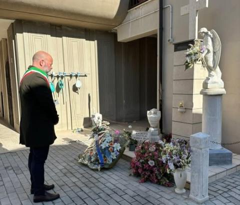 Il Sindaco depone dei fiori al monumento per le vittime del covid
