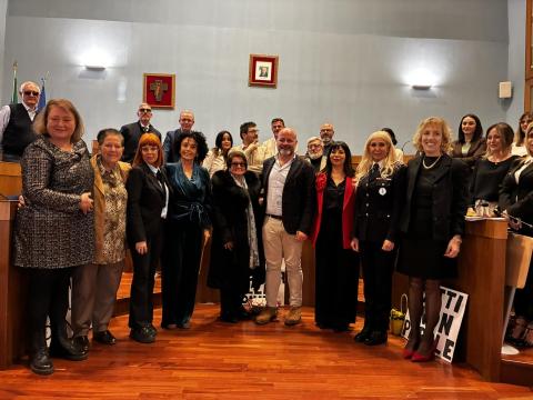 Il Sindaco Nicola Burrini con le donne premiate in sala consiliare