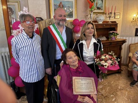 Il Sindaco con la signora Luisa De Carolis e i suoi figli
