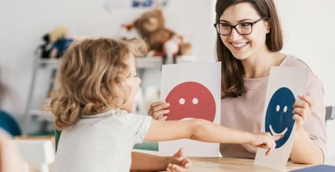 Operatore Oepac con bambina