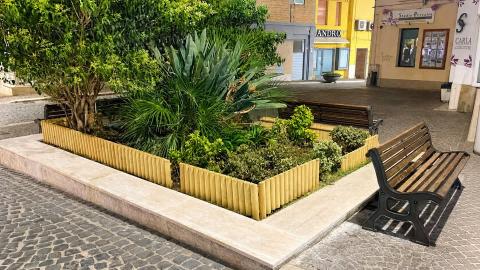 Un'aiuola all'ingresso di piazza del Mercato