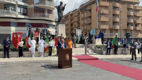 Il Sindaco di Nettuno Nicola Burrini in piazza mentre legge il discorsoper la Festa della Repubblica