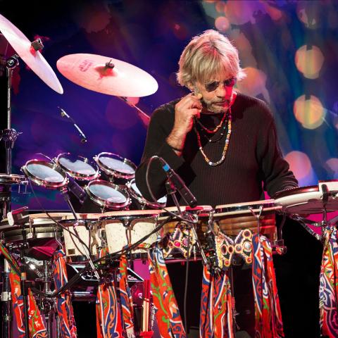 Tony Esposito sul palco con le sue percussioni