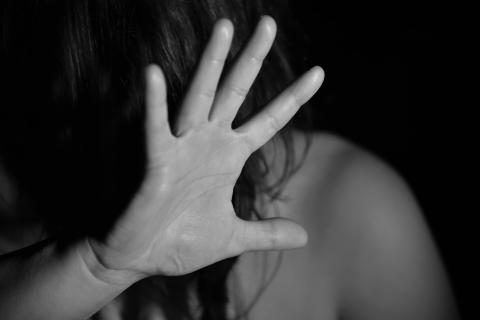Donna che si difende e mano in primo piano