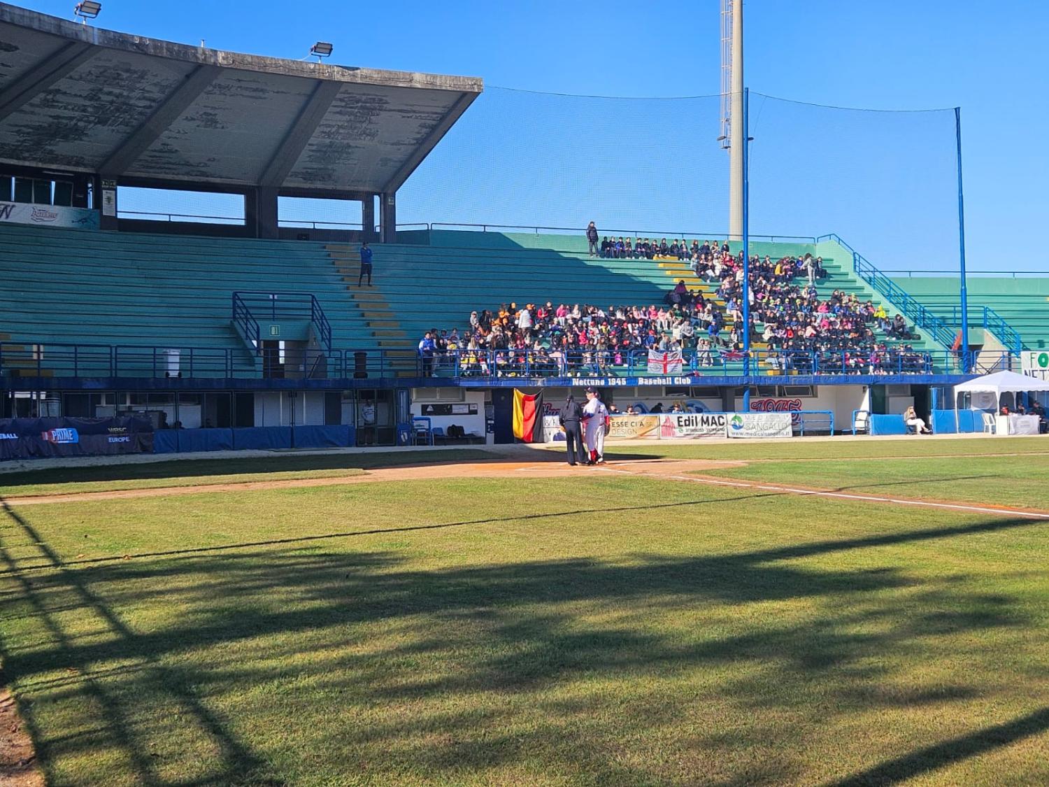 Gli spalti dello Stadio Borghese con gli studenti che fanno il tifo