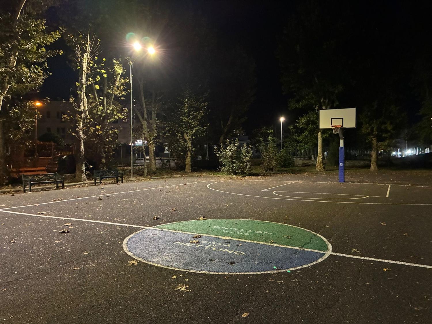 Il campo di basket al Palatucci illuminato