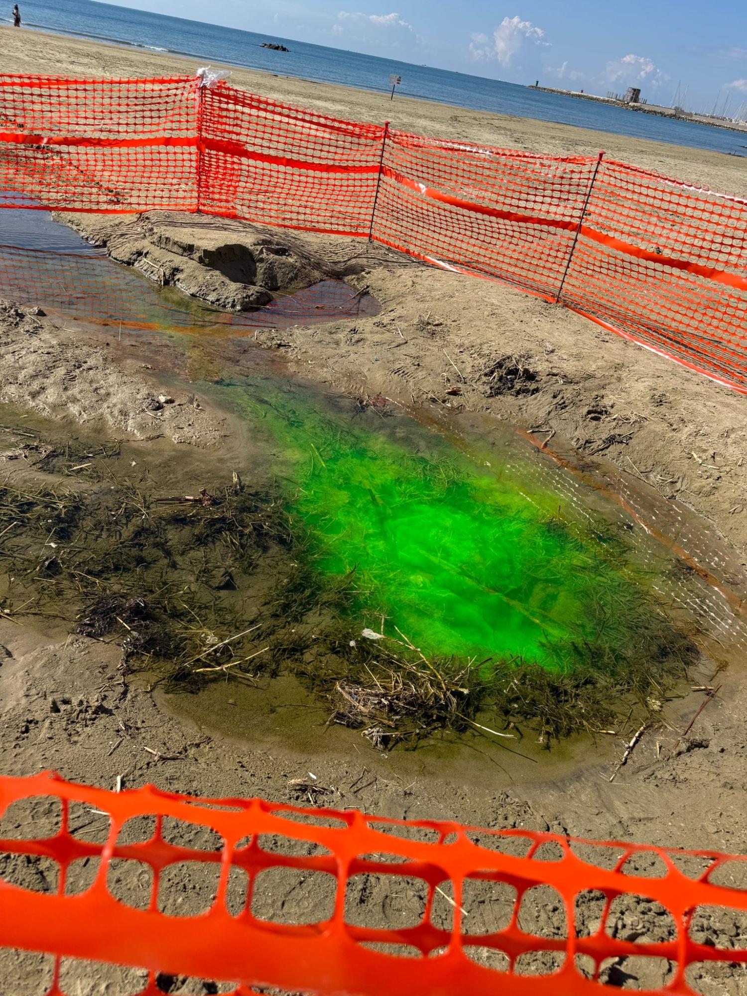 La perdita idrica sulla spiaggia al Santuario con il liquido fluorescente