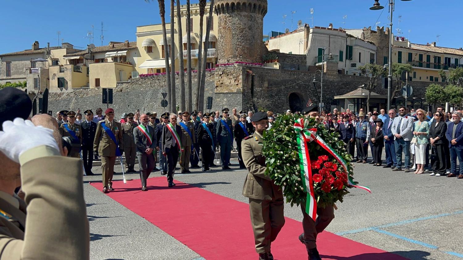 La deposizione di una corona al Monumento ai caduti