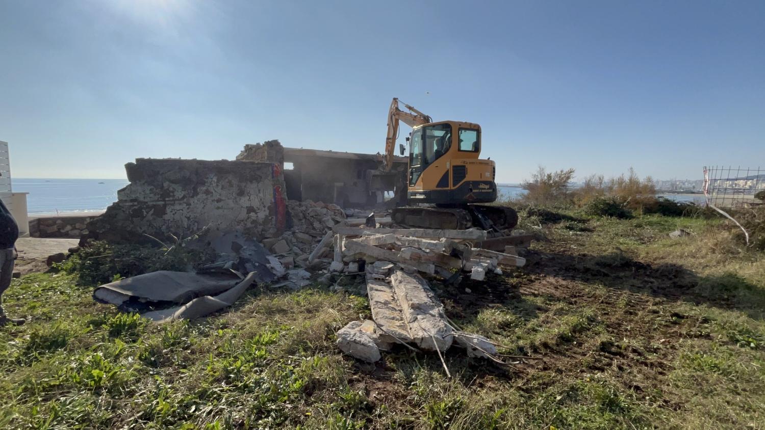 I lavori di demolizione nell'area cantiere