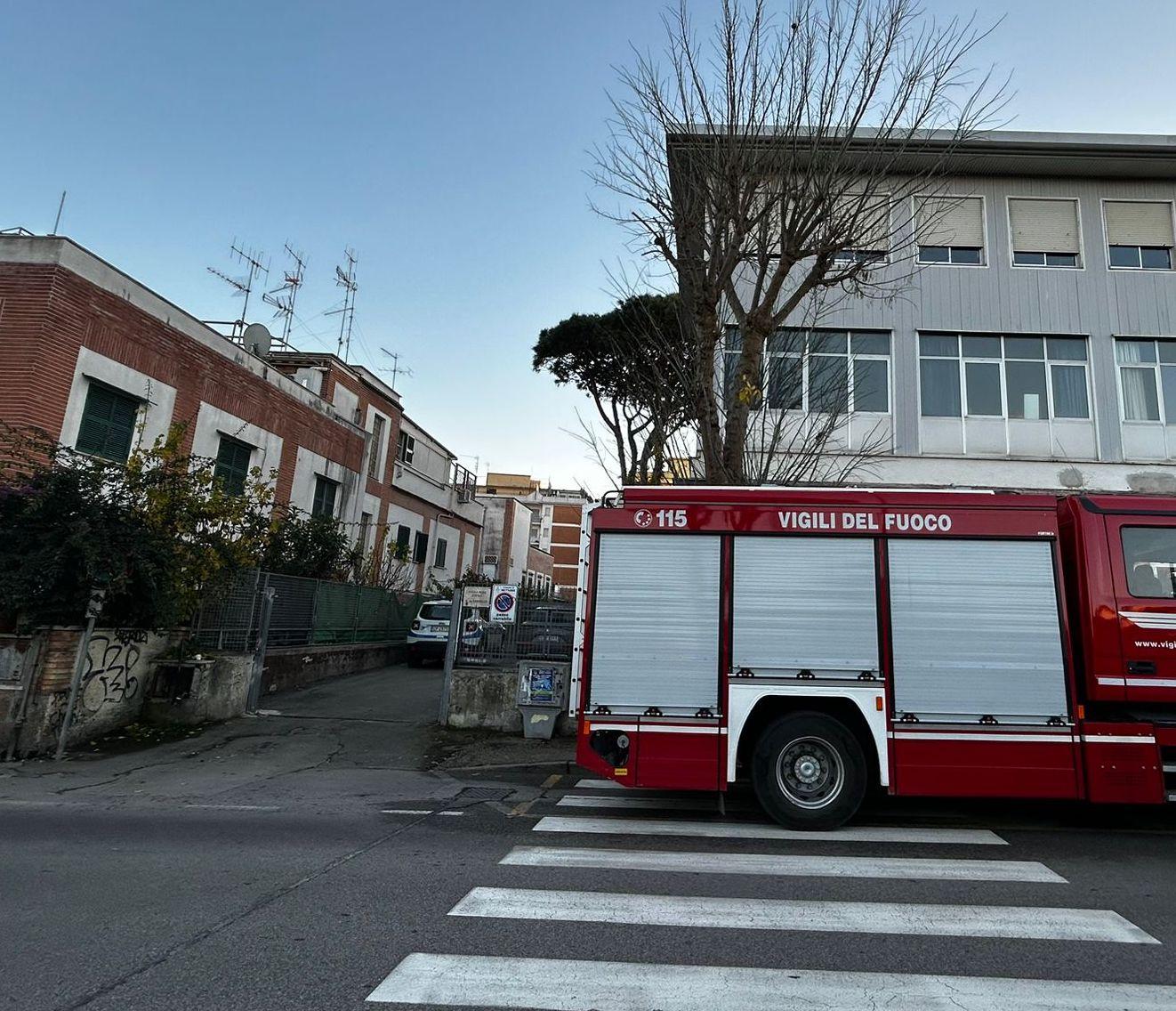 I Vigili del fuoco davanto la scuola