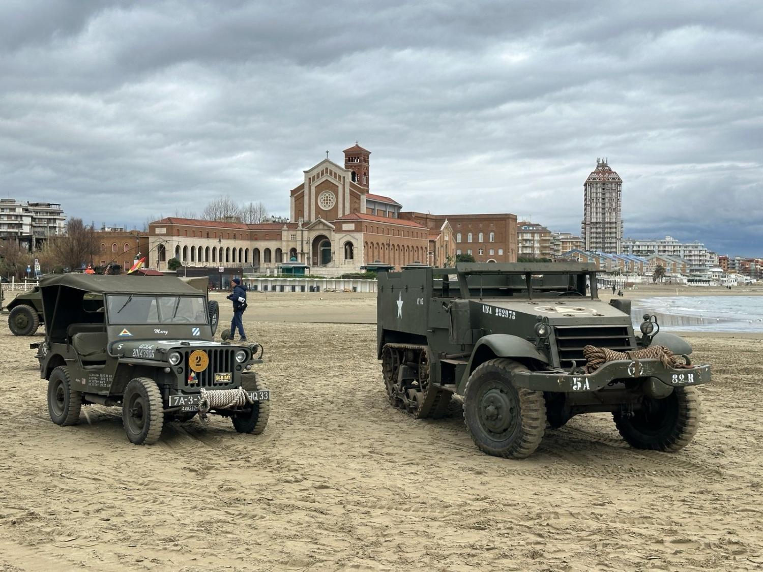 I mezzi storici sulla spiaggia del Santuario 