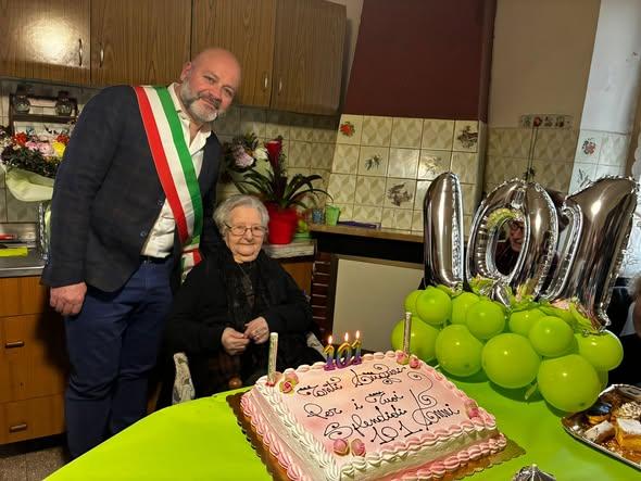Angela Bruni nel giorno del suo compleanno con il Sindaco di Nettuno