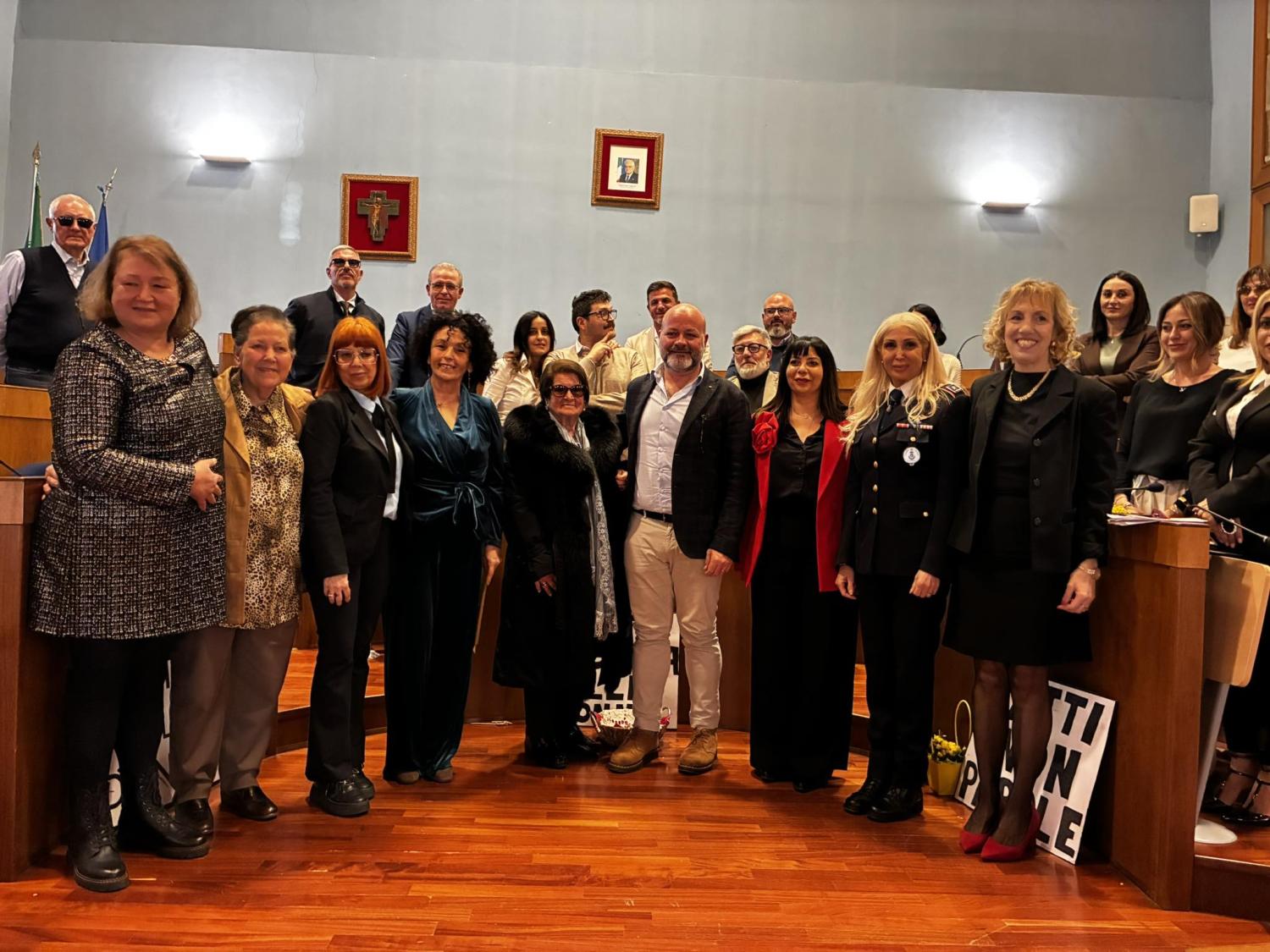 Il Sindaco Nicola Burrini con le donne premiate in sala consiliare