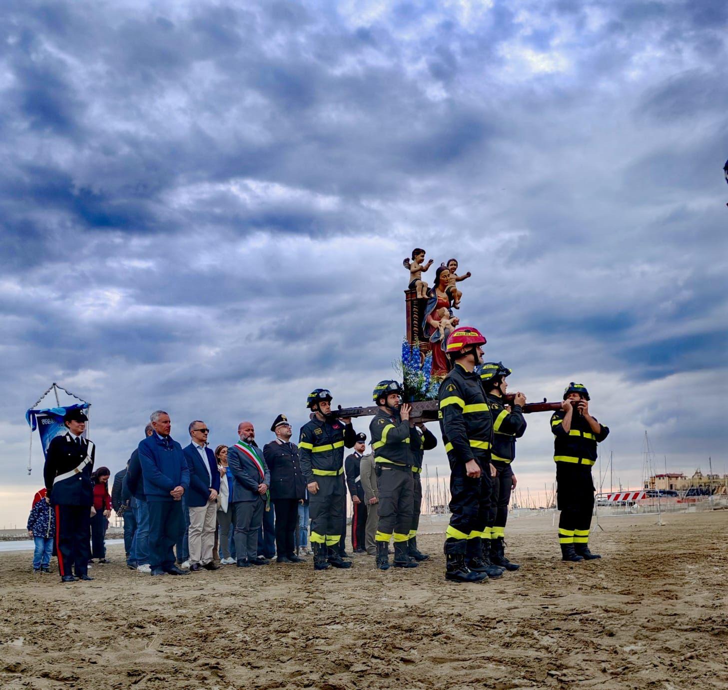 L'approdo della Madonna delle Grazie sulla spiaggia del Santuario