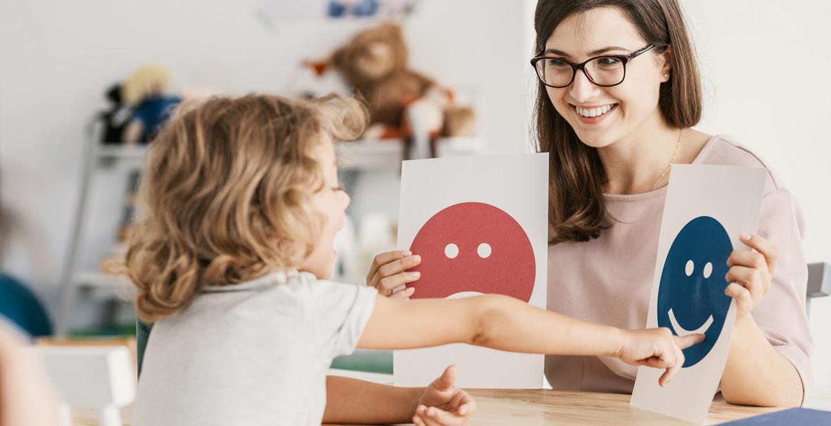 Operatore Oepac con bambina