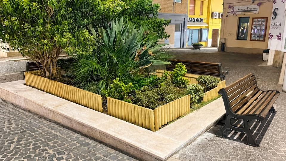 Un'aiuola all'ingresso di piazza del Mercato