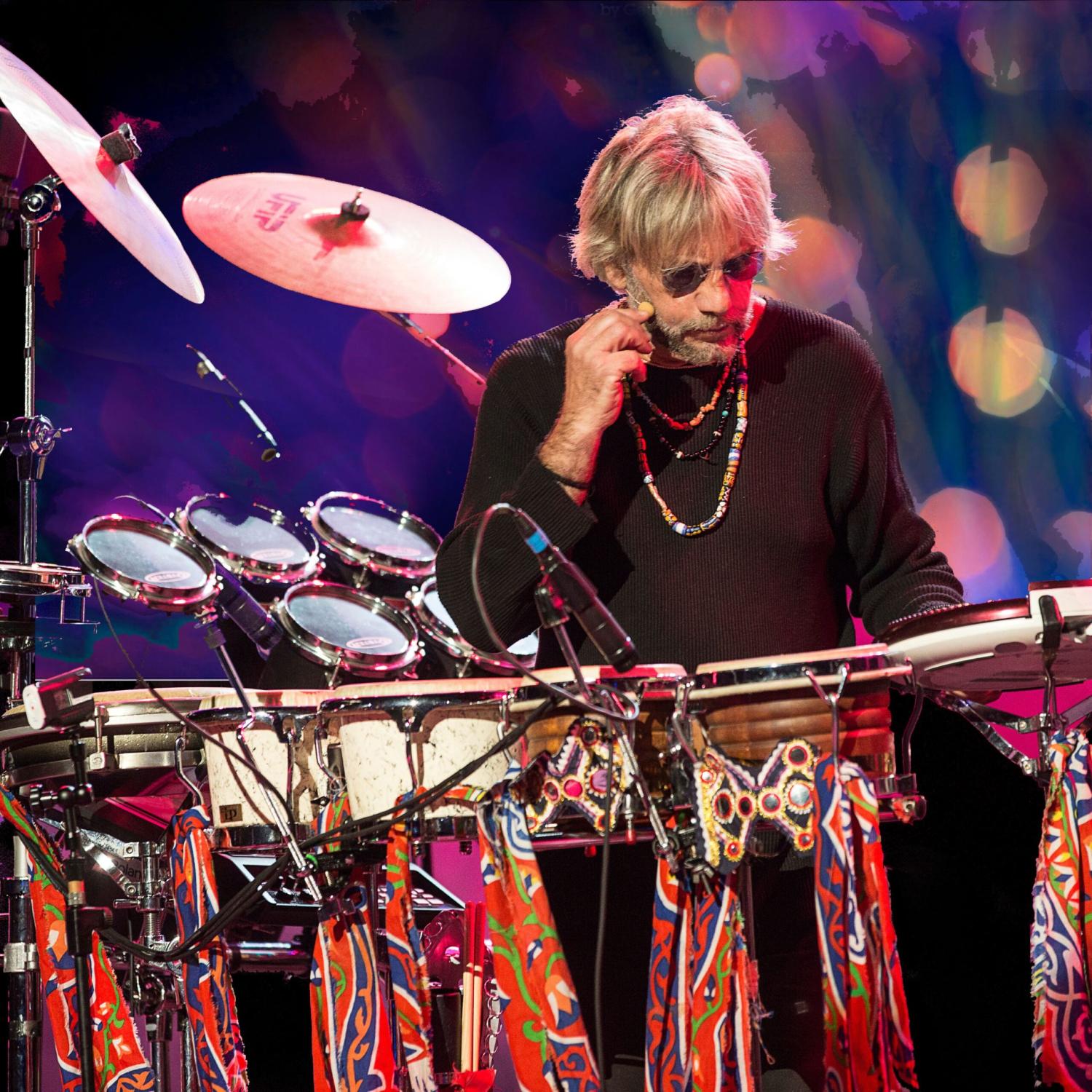 Tony Esposito sul palco con le sue percussioni