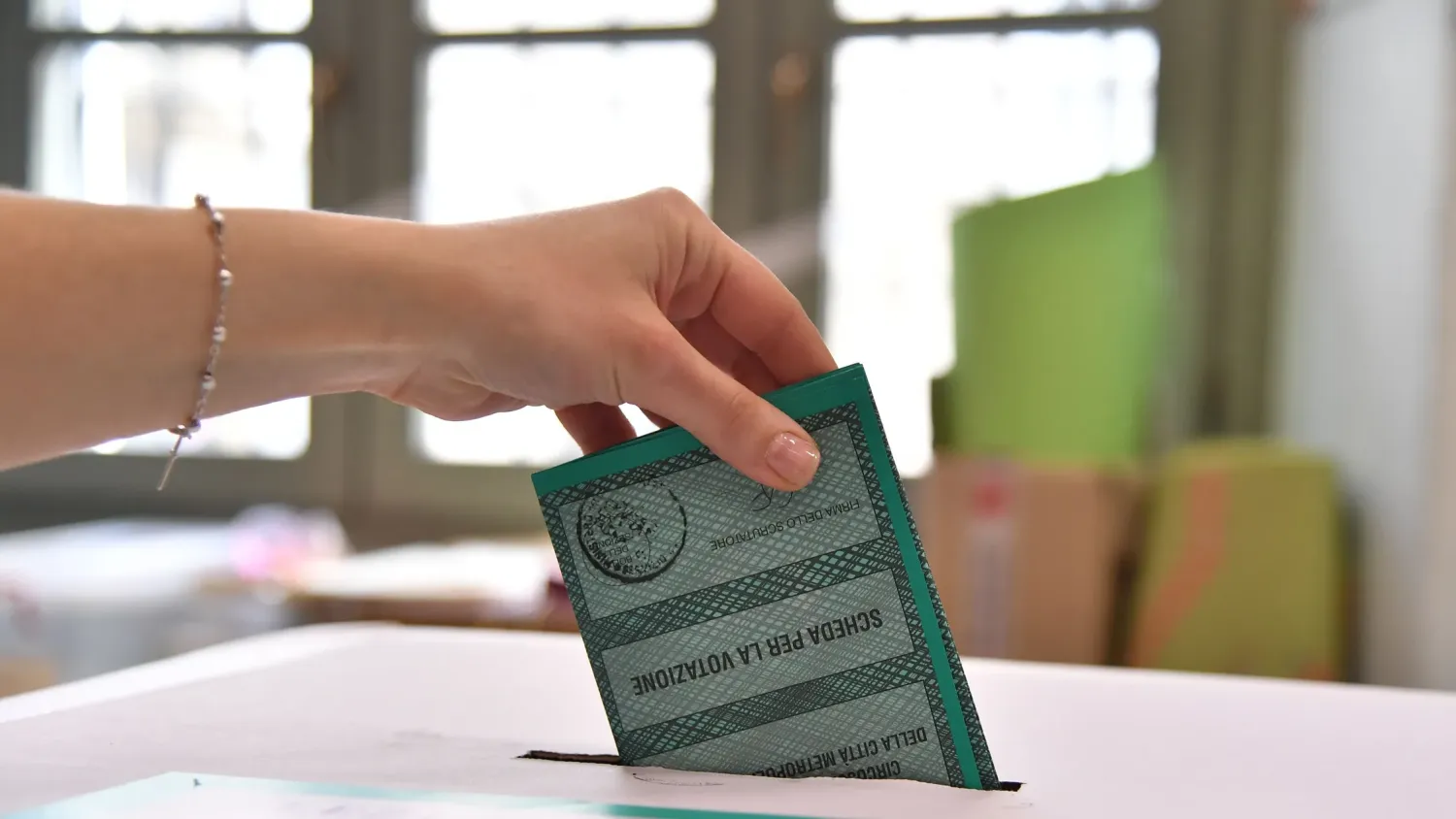 Una persona che vota alle elezioni